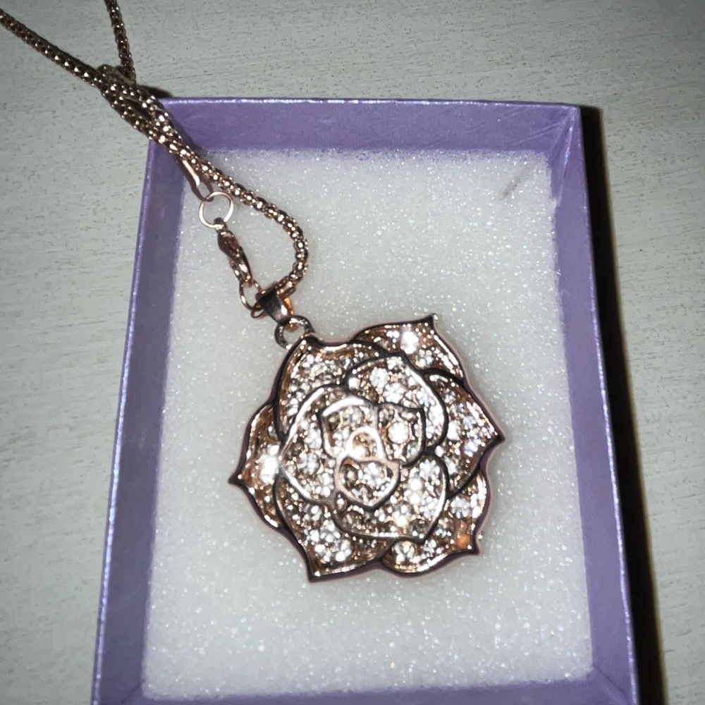 Gold pendant with 18 inch chain